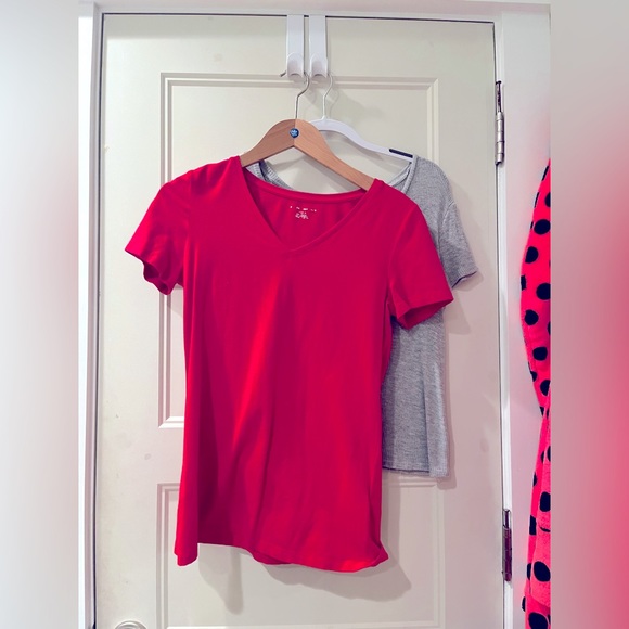 A bundle of 2 women’s shirts - Picture 1 of 14